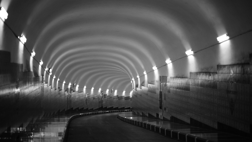 O reconhecimento internacional da engenharia da Liderroll avança quando, como analisa Paulo Roberto Gomes Fernandes, a Polônia convida a empresa para um projeto estratégico de dutos em túnel urbano.