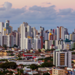 Valderci Malagosini Machado explora como sistemas treliçados fortalecem a urbanização de áreas periféricas e terrenos íngremes.