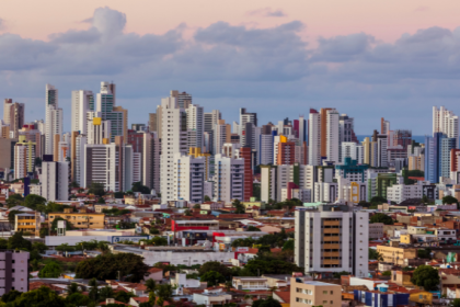 Valderci Malagosini Machado explora como sistemas treliçados fortalecem a urbanização de áreas periféricas e terrenos íngremes.