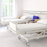 Alexandre Costa Pedrosa explica de forma prática as principais diferenças entre acomodação em enfermaria e apartamento, ajudando você a escolher a melhor opção.