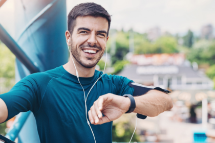 Como Luciano Colicchio Fernandes analisa o uso de wearables e sensores na evolução da gestão de atletas no vôlei e no futebol.