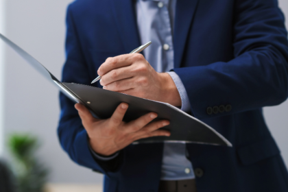 Conhecer os documentos essenciais é fundamental para comprar um imóvel com segurança e evitar riscos futuros. A Francisco Lucena Imóveis orienta cada etapa com transparência e responsabilidade.