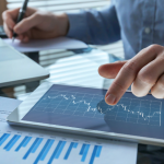 Empreender em mercados orientados por inteligência analítica exige estratégia clara e decisões baseadas em dados. Andre de Barros Faria destaca os novos modelos de negócio.