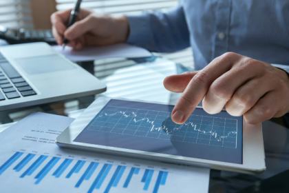 Empreender em mercados orientados por inteligência analítica exige estratégia clara e decisões baseadas em dados. Andre de Barros Faria destaca os novos modelos de negócio.