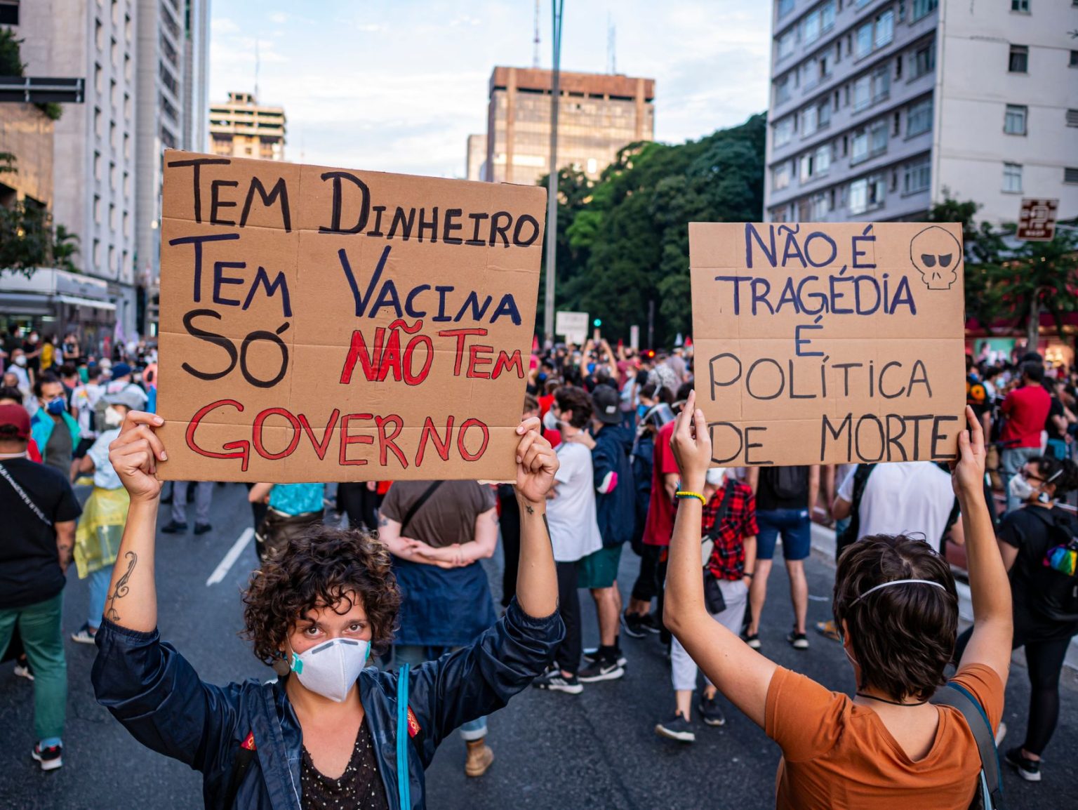 Manifestantes seguram cartazes em uma manifestação por direitos humanos e democracia em São Paulo.