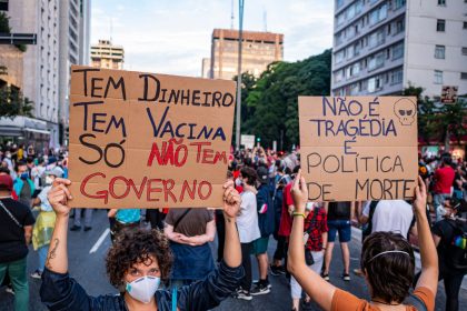 Manifestantes seguram cartazes em uma manifestação por direitos humanos e democracia em São Paulo.