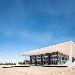 Fachada moderna do Supremo Tribunal Federal, em Brasília, sob céu azul.