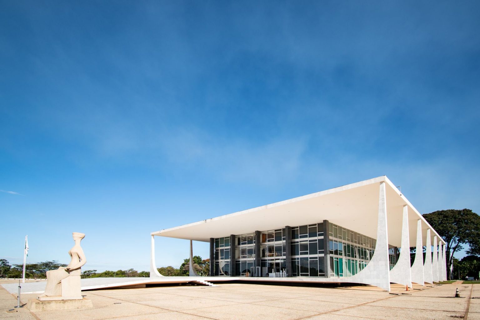 Fachada moderna do Supremo Tribunal Federal, em Brasília, sob céu azul.