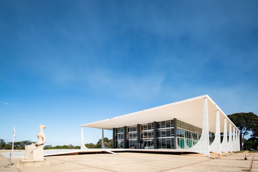 Fachada moderna do Supremo Tribunal Federal, em Brasília, sob céu azul.