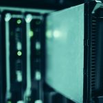 Racks de servidores em uma sala de data center, representando a infraestrutura de processamento e armazenamento de dados.