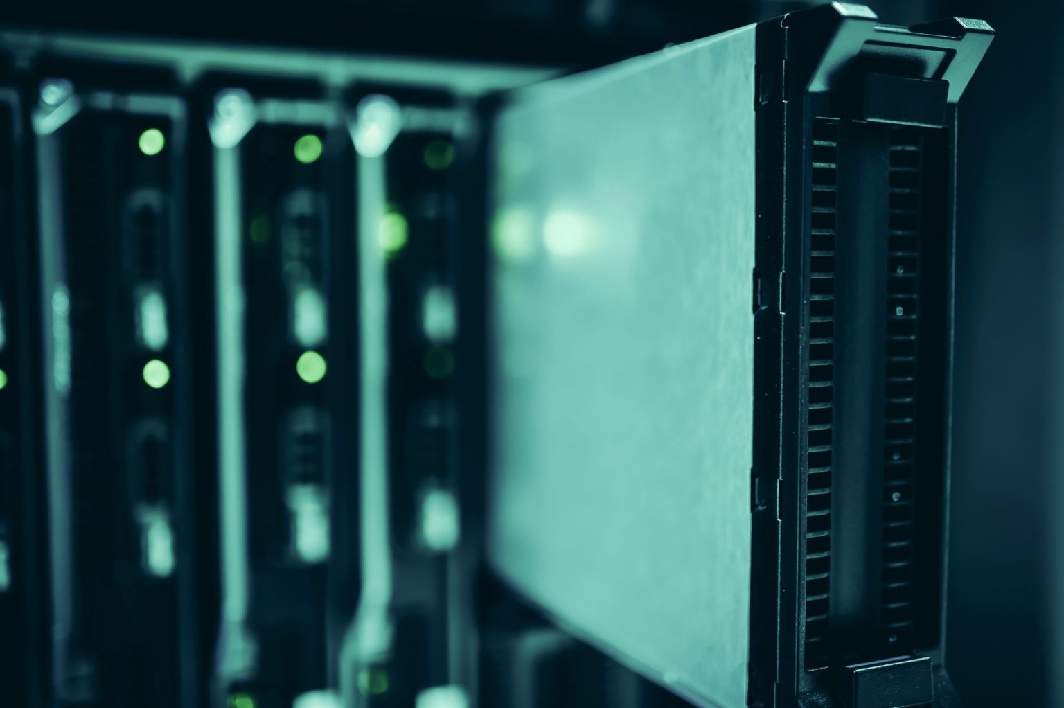Racks de servidores em uma sala de data center, representando a infraestrutura de processamento e armazenamento de dados.