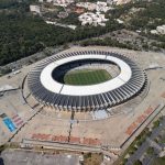 Vista aérea do estádio Mineirão, em Belo Horizonte, com o campo e a estrutura das arquibancadas em destaque.