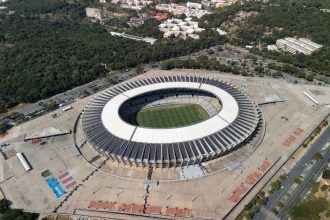 Vista aérea do estádio Mineirão, em Belo Horizonte, com o campo e a estrutura das arquibancadas em destaque.