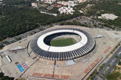 Vista aérea do estádio Mineirão, em Belo Horizonte, com o campo e a estrutura das arquibancadas em destaque.