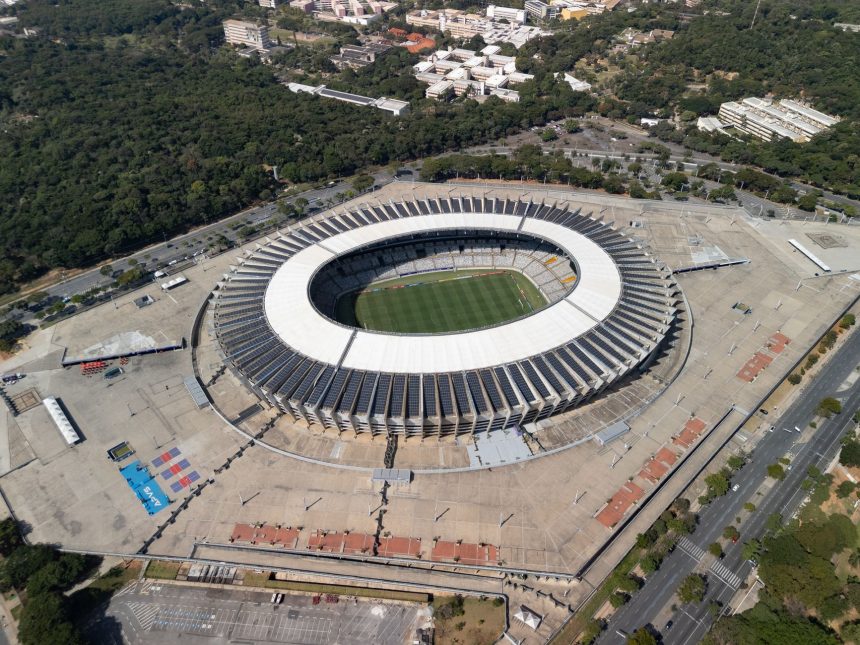 Vista aérea do estádio Mineirão, em Belo Horizonte, com o campo e a estrutura das arquibancadas em destaque.
