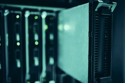 Racks de servidores em uma sala de data center, representando a infraestrutura de processamento e armazenamento de dados.
