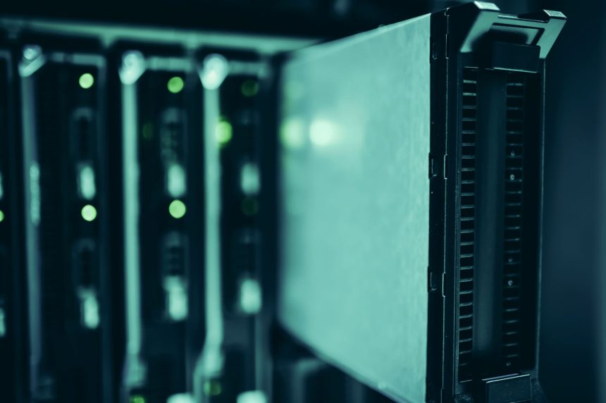 Racks de servidores em uma sala de data center, representando a infraestrutura de processamento e armazenamento de dados.